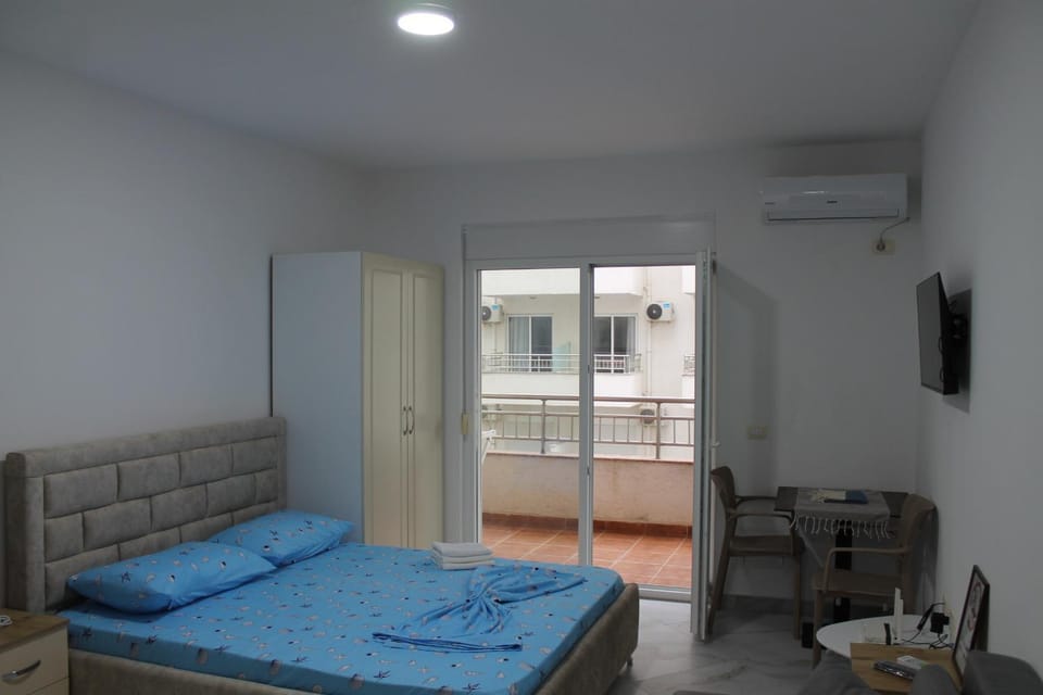 Bed, TV and multimedia, Photo of the whole room, Seating area, Bedroom, air conditioner