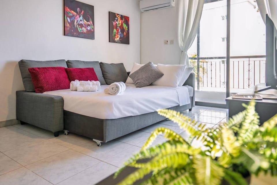 Bed, Living room, Photo of the whole room, towels