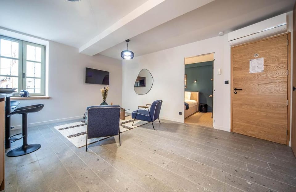 TV and multimedia, Living room, Seating area, Dining area, air conditioner, air conditioner