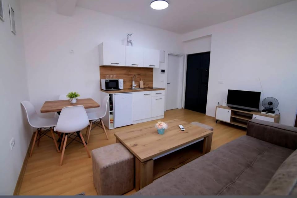 TV and multimedia, Kitchen or kitchenette, Living room, Seating area, Dining area, stove