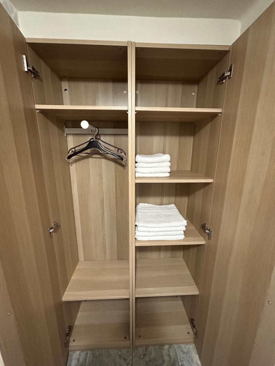 towels, wardrobe