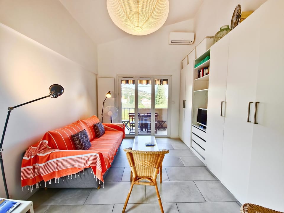 Communal lounge/ TV room, Balcony/Terrace, air conditioner