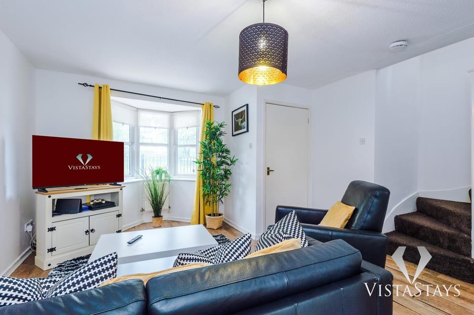Cosy 3BDR House By Vista Stays Short Lets & Serviced Accommodation Manchester With PS4 and Parking House in Salford
