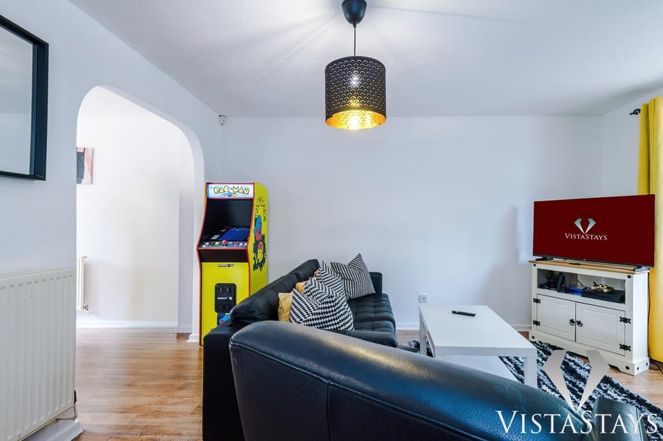 Cosy 3BDR House By Vista Stays Short Lets & Serviced Accommodation Manchester With PS4 and Parking House in Salford