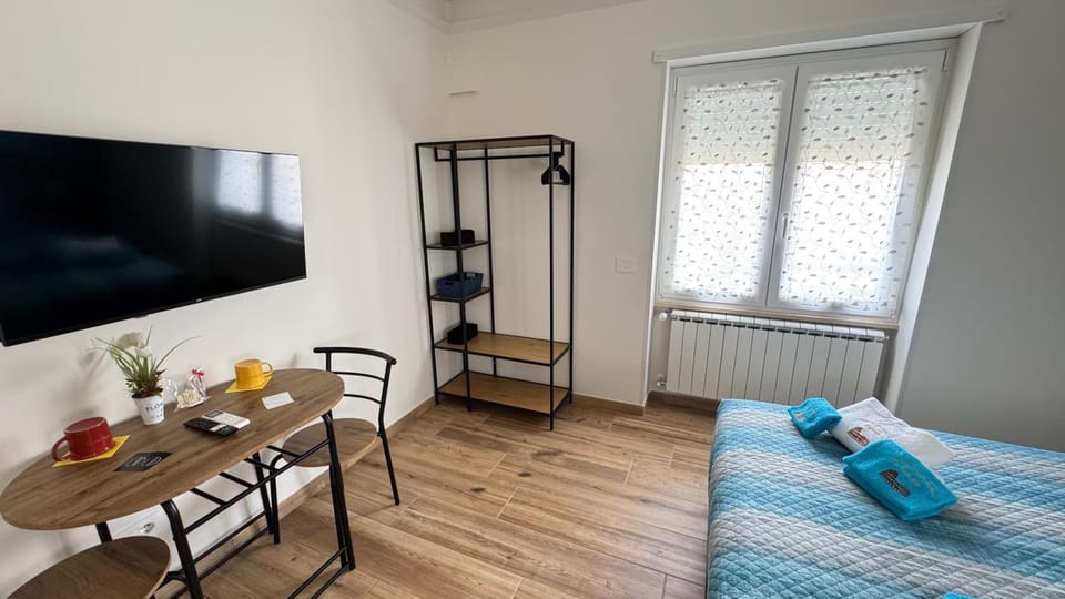Bed, TV and multimedia, Photo of the whole room, towels