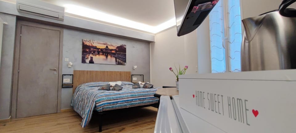 Bed, TV and multimedia, Photo of the whole room, Bedroom