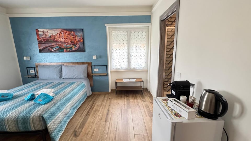 Bed, Coffee/tea facilities, Photo of the whole room, Bedroom