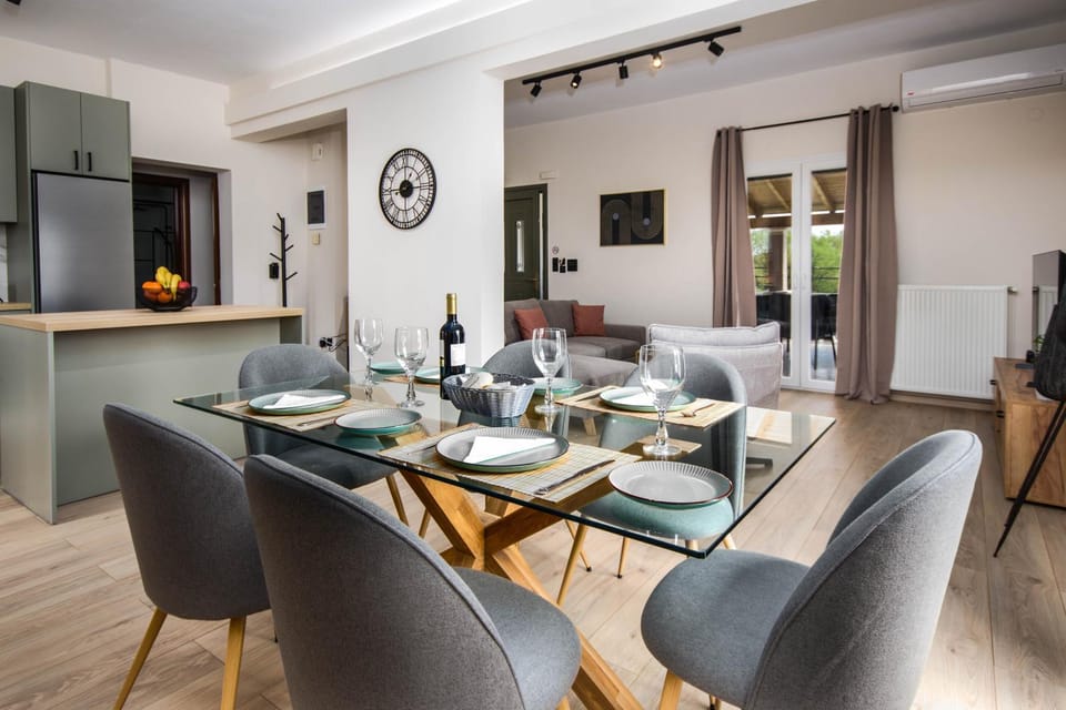TV and multimedia, Kitchen or kitchenette, Living room, Seating area, Dining area