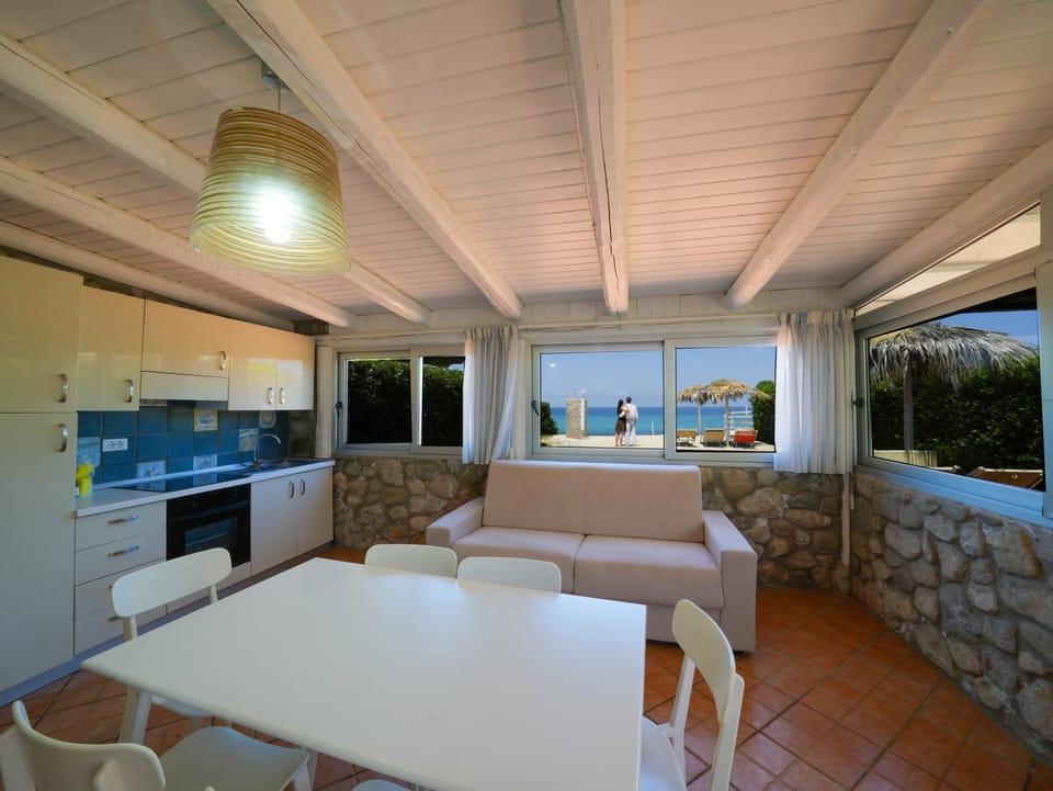 Natural landscape, Living room, Photo of the whole room, Seating area, Lunch, stove, kitchen