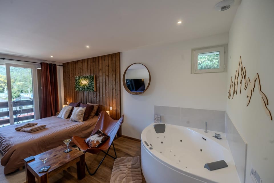 L'Ostalet suite luxe Jacuzzi Apartment in Catalonia