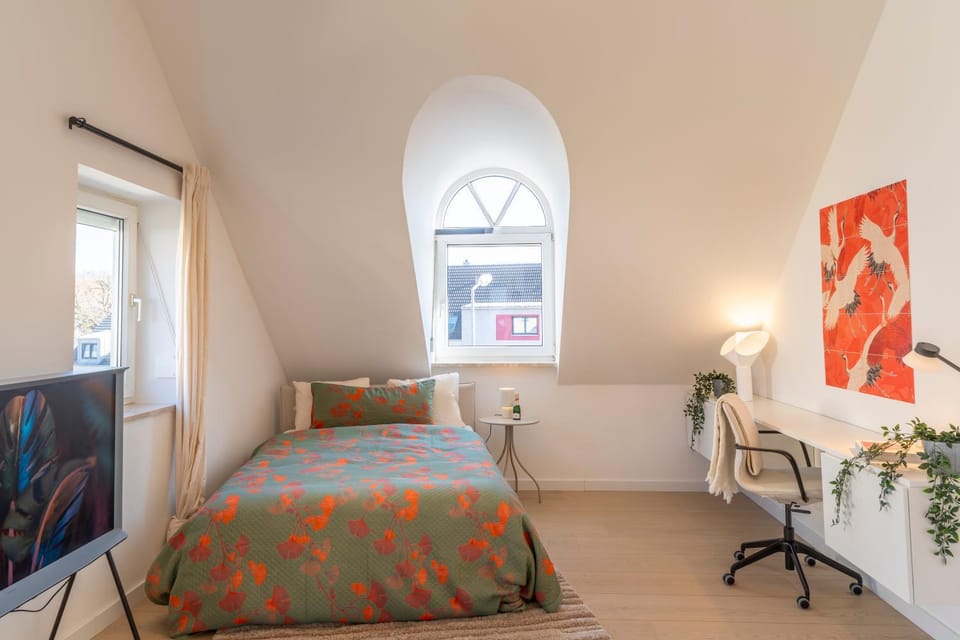Bed, TV and multimedia, Living room, Photo of the whole room, Decorative detail, Seating area, Bedroom