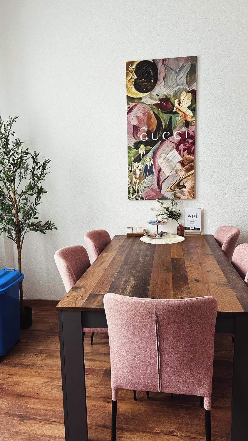 Decorative detail, Seating area, Dining area