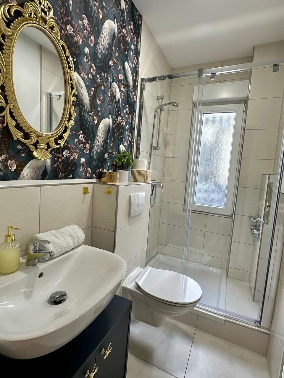 Shower, Toilet, Bathroom, towels