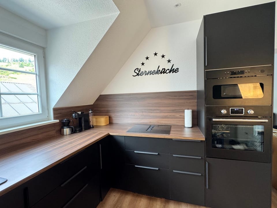 Coffee/tea facilities, Kitchen or kitchenette, oven, stove, toaster