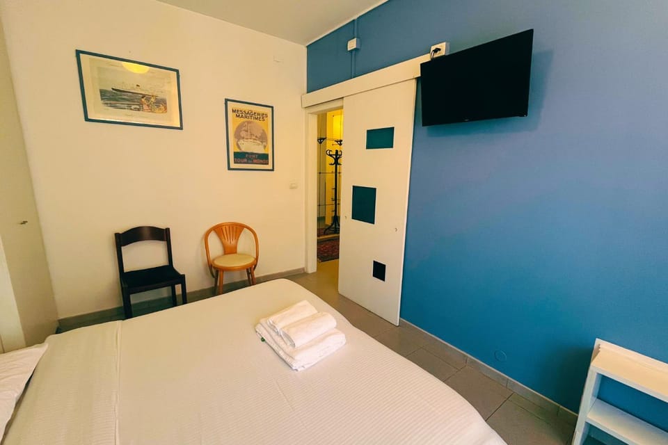 Bed, TV and multimedia, Bedroom