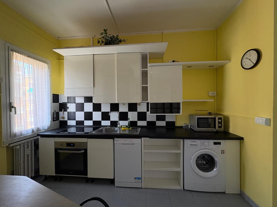 Kitchen or kitchenette, washing machine, kitchen