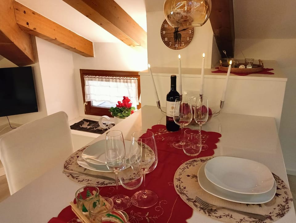 Kitchen or kitchenette, Decorative detail, Dining area