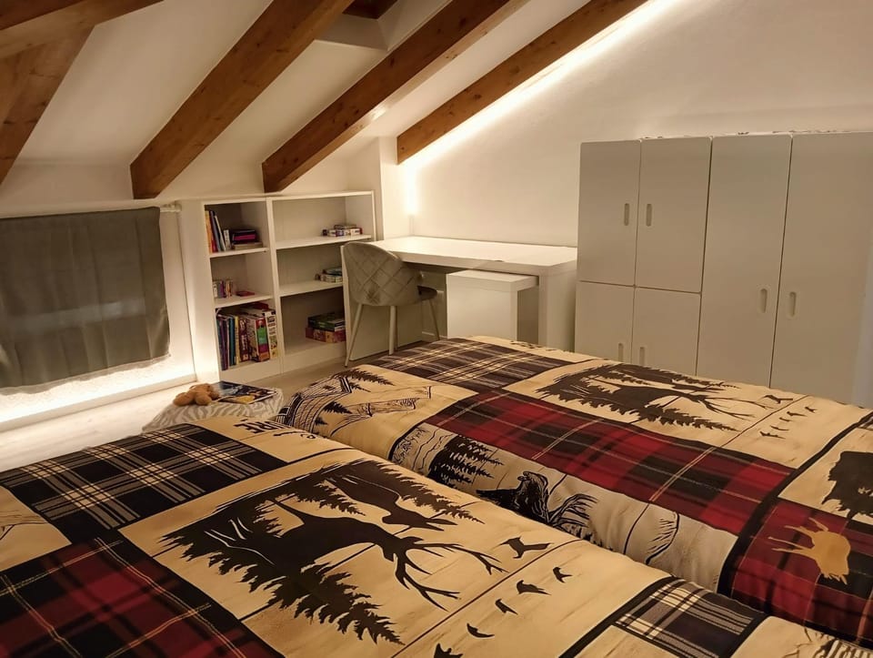 Photo of the whole room, Bedroom