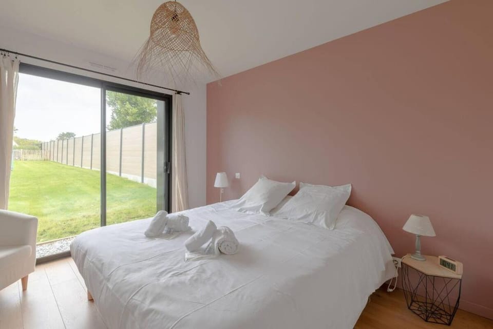 Bed, Photo of the whole room, Bedroom, Garden view, internet, storage, towels