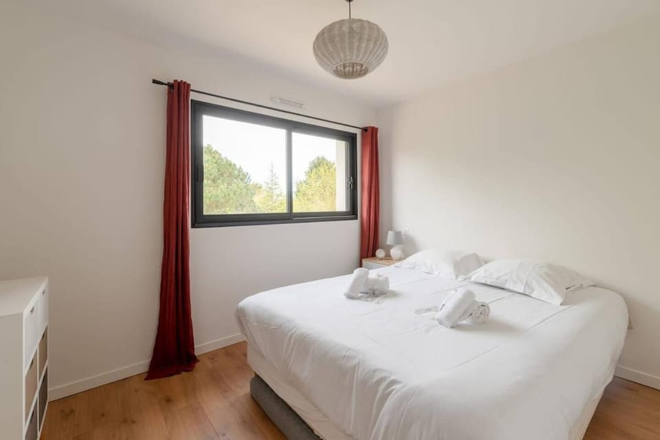 Bed, Photo of the whole room, Seating area, Bedroom, heating, internet, storage, towels