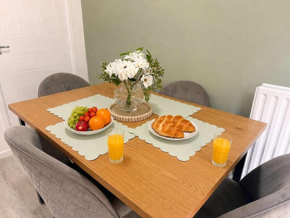 Kitchen or kitchenette, Seating area, Dining area, kitchen
