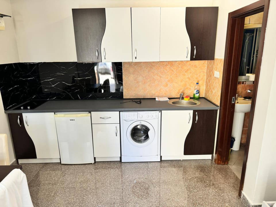 Kitchen or kitchenette, stove, washing machine