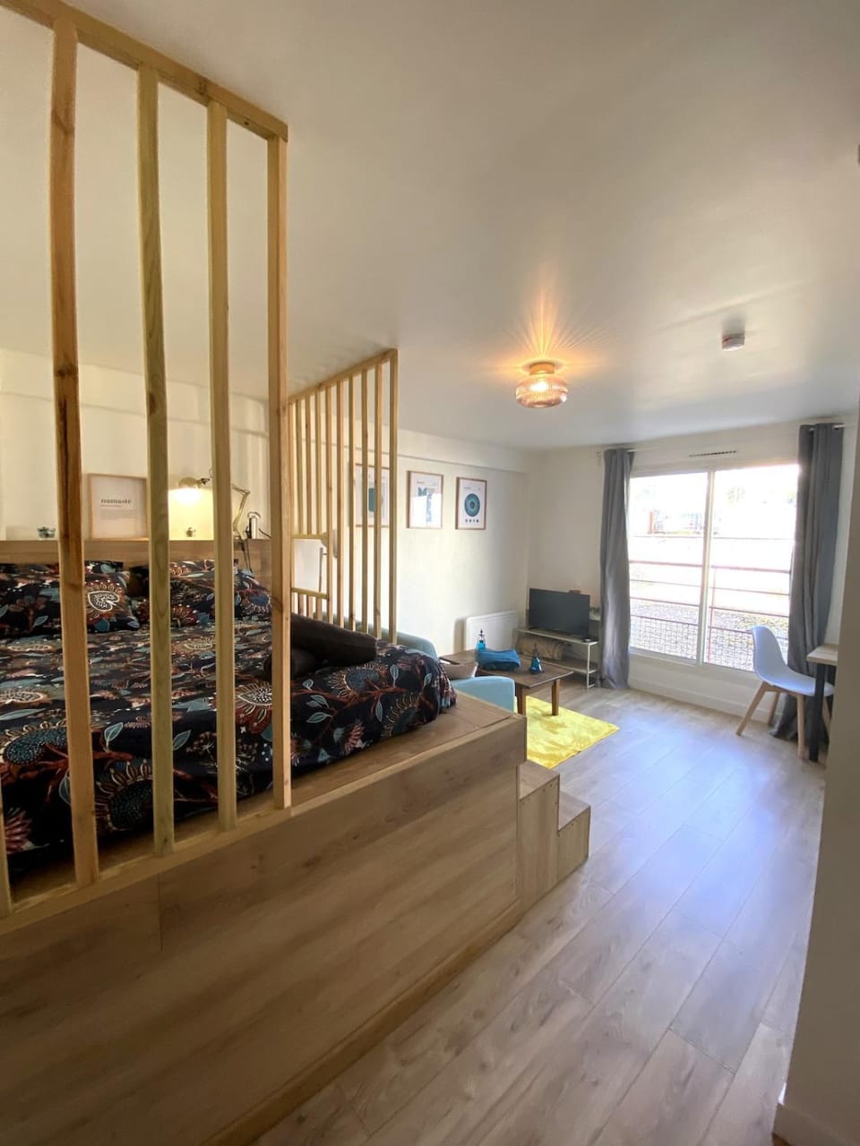 Bed, TV and multimedia, Living room, Photo of the whole room, Seating area, Bedroom