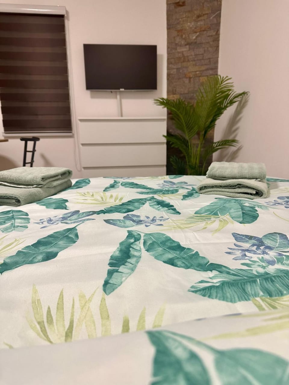 Bed, TV and multimedia, Bedroom