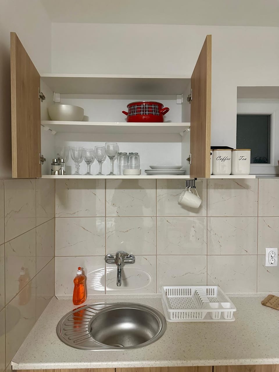 Kitchen or kitchenette, minibar