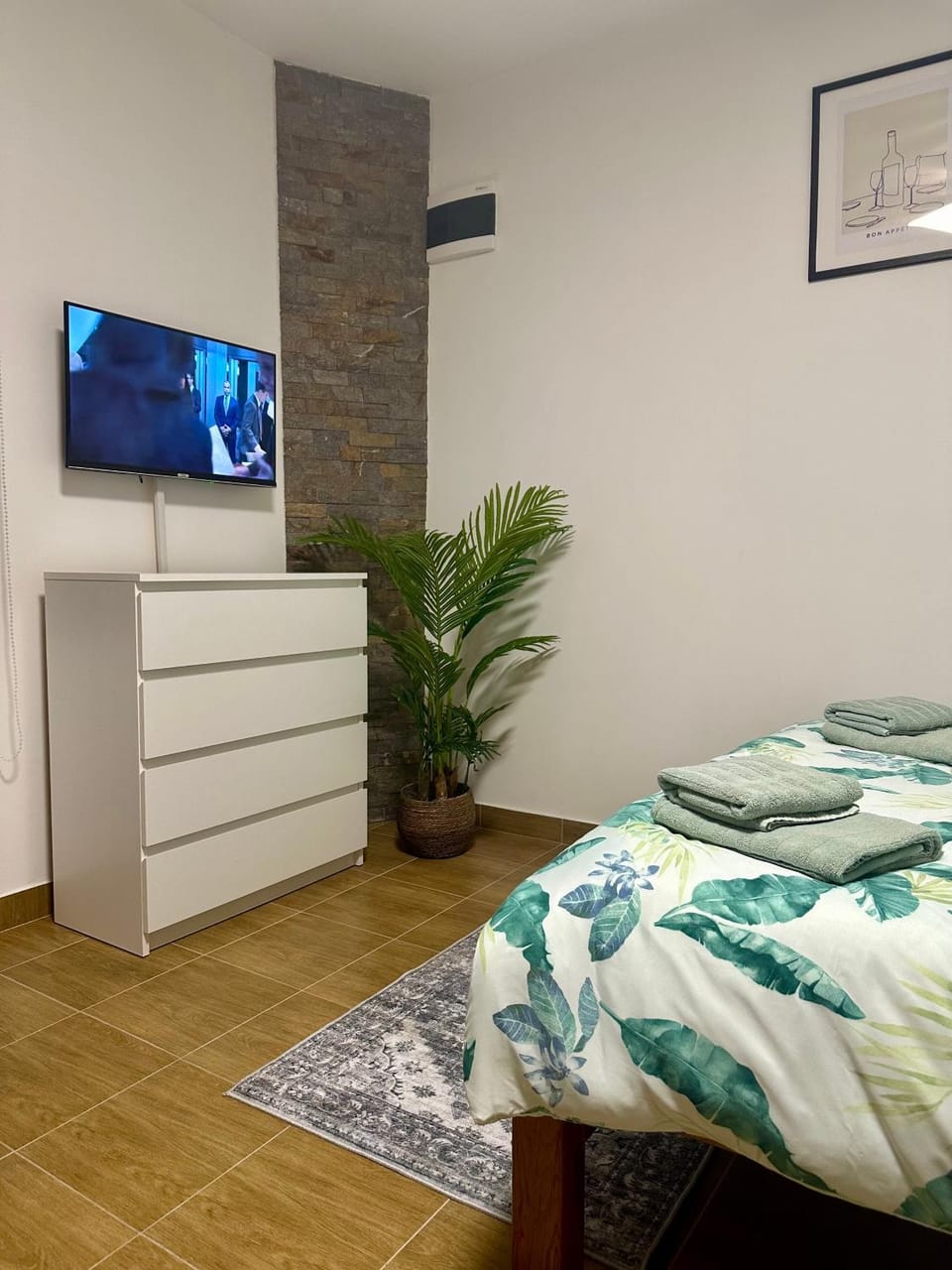 Bed, TV and multimedia, Bedroom