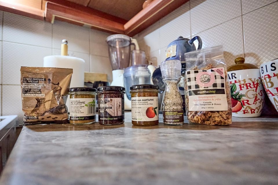 Coffee/tea facilities, Food and drinks, Food