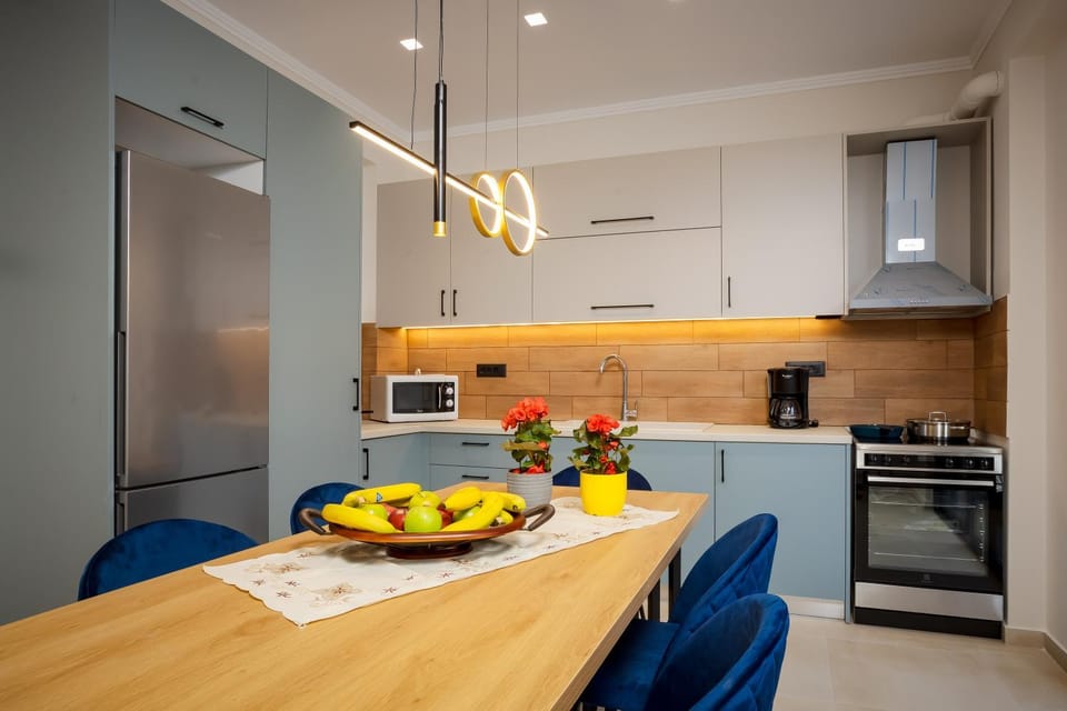 Kitchen or kitchenette, Food and drinks, Dining area, oven, stove, toaster