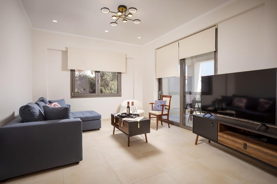 TV and multimedia, Living room, Seating area, Evening entertainment
