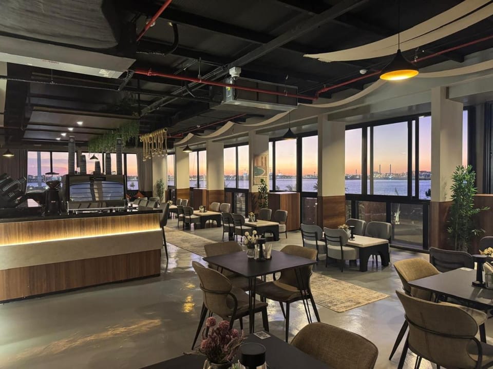Restaurant/places to eat, Seating area