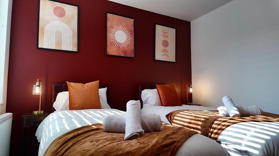 Bed, Bedroom, towels