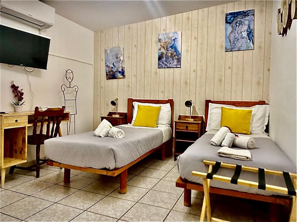 Bed, TV and multimedia, Bedroom