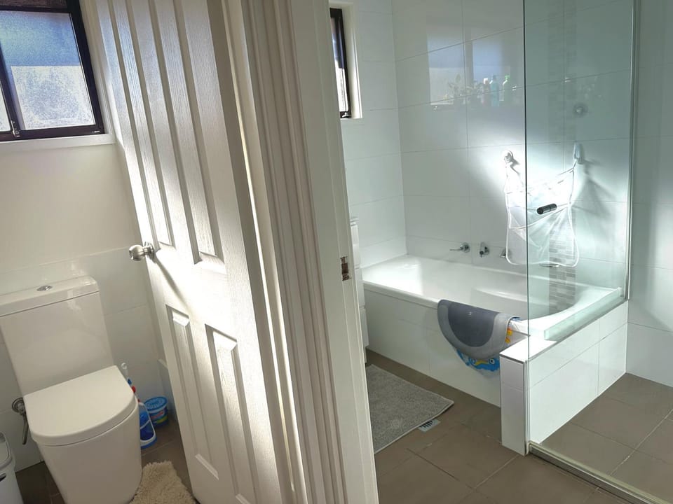 Shower, Toilet, Bathroom, towels
