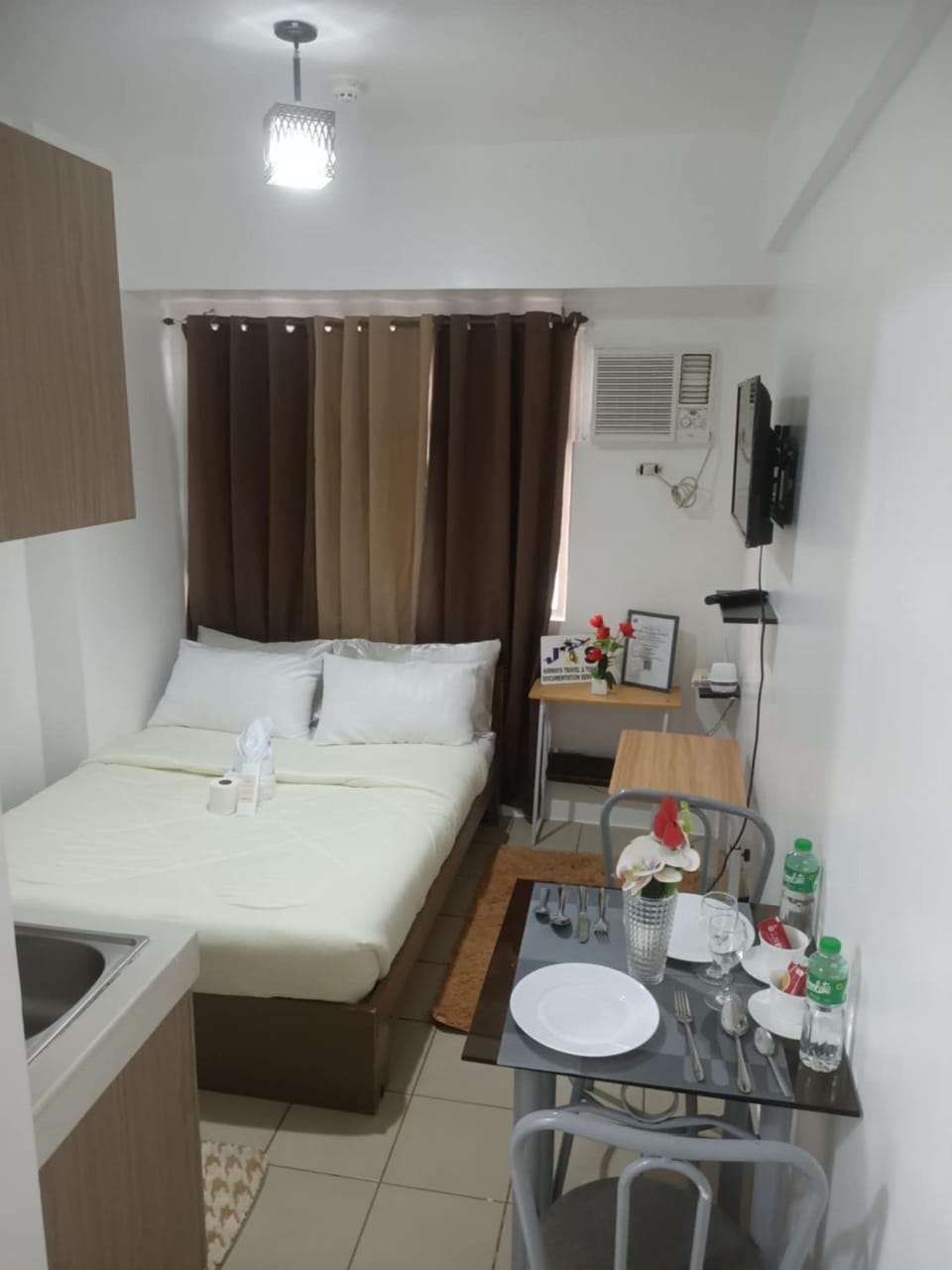 Bed, TV and multimedia, Kitchen or kitchenette, Food and drinks, Photo of the whole room, Bedroom, oven