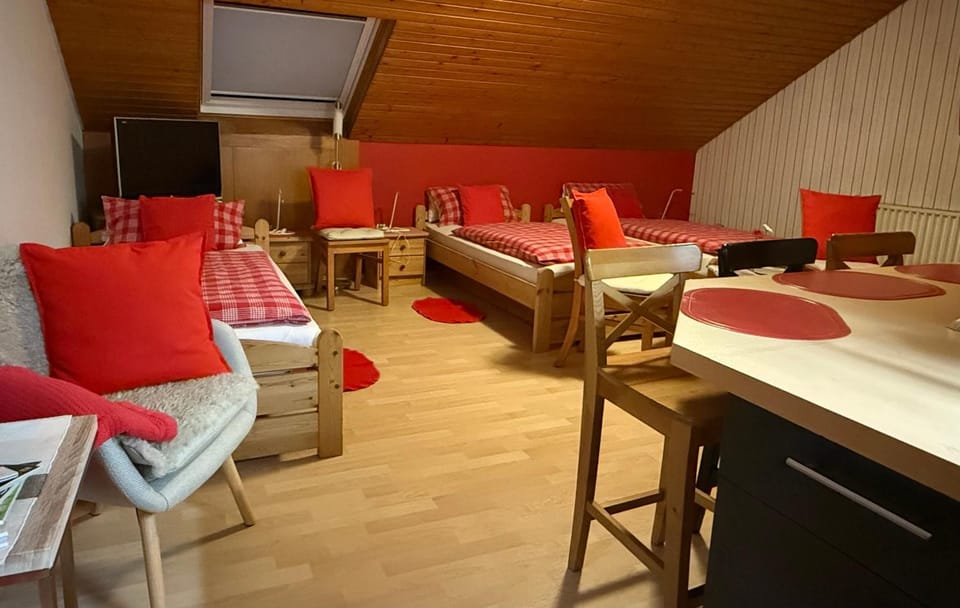 Bed, TV and multimedia, Photo of the whole room, Seating area, Dining area, Bedroom