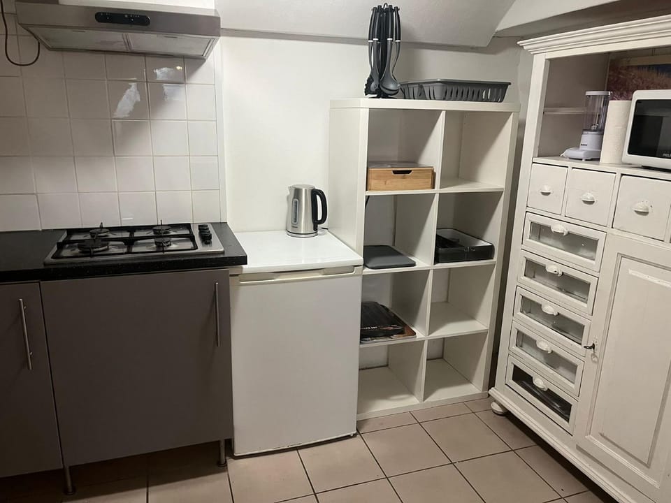 Coffee/tea facilities, Kitchen or kitchenette, oven, stove