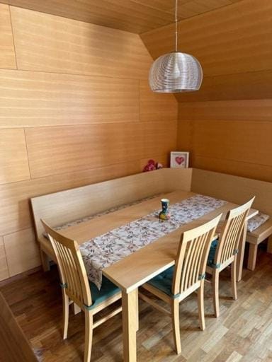 Seating area, Dining area