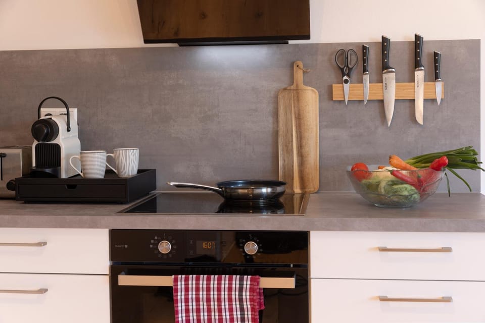 Coffee/tea facilities, Kitchen or kitchenette, oven, stove