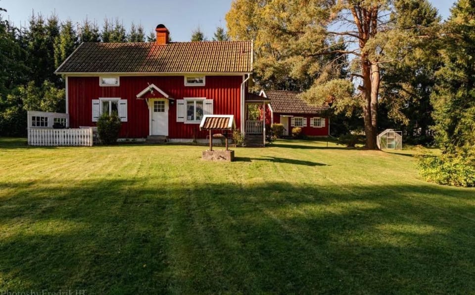 Lantligt sommartorp i centrala Ljung House in Västra Götaland County