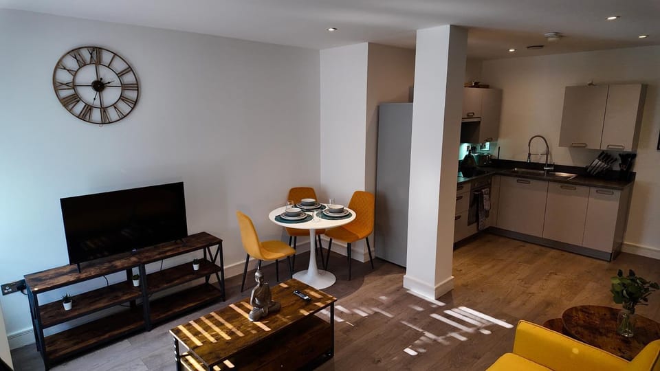 Communal lounge/ TV room, TV and multimedia, Kitchen or kitchenette, Living room, Seating area, Dining area, pet friendly, stove