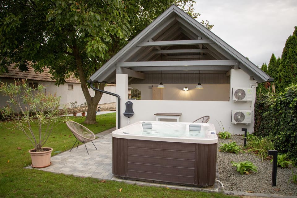 Garden, Hot Tub, Hot Tub, Balcony/Terrace