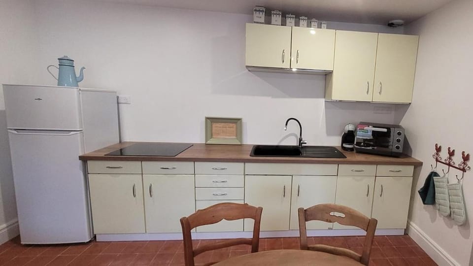 Coffee/tea facilities, Kitchen or kitchenette, oven, pet friendly, stove