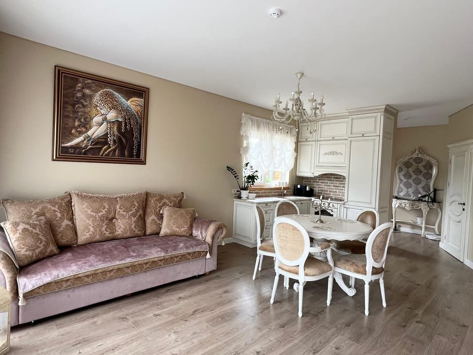 Kitchen or kitchenette, Living room, Seating area, Dining area, oven
