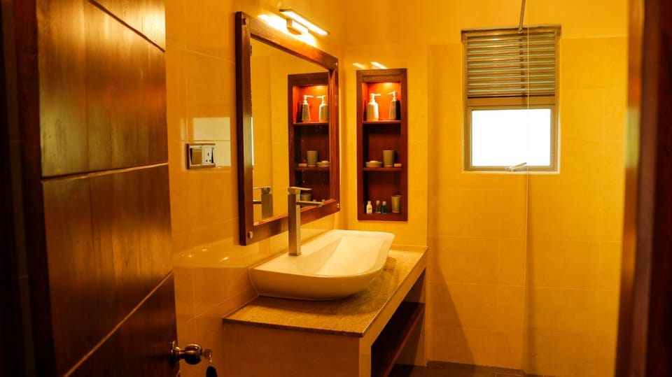 Property building, Restaurant/places to eat, Bathroom, Swimming pool, Breakfast, towels
