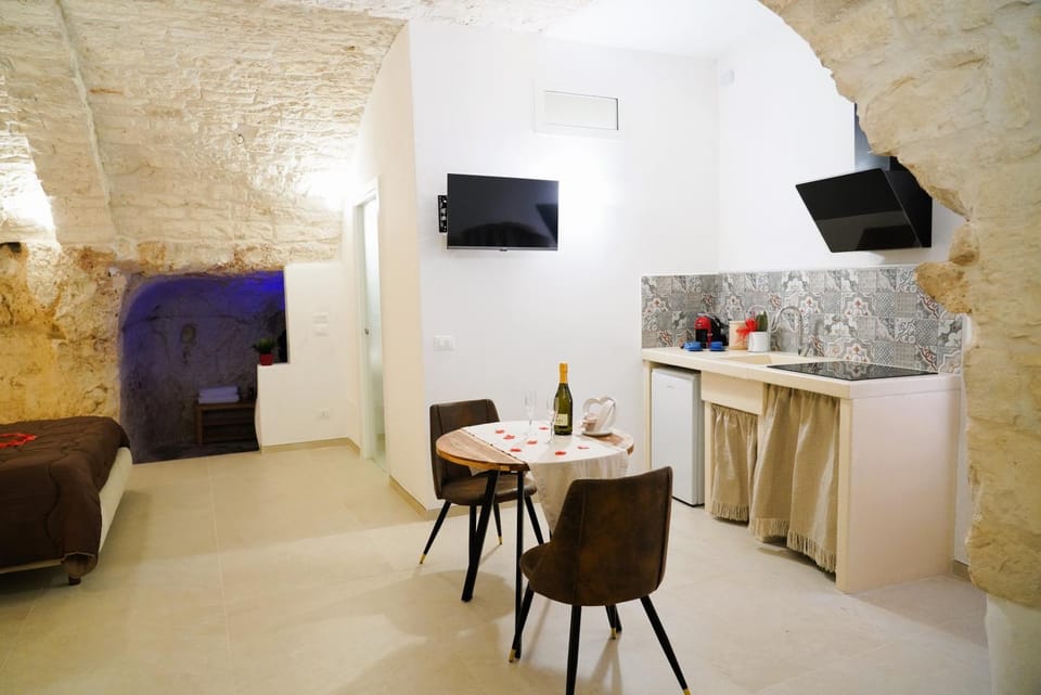 TV and multimedia, Kitchen or kitchenette, Living room, Food and drinks, Seating area, Dining area, Drinks