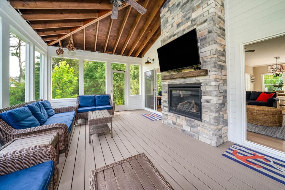 Private Beach, Hot Tub, Basketball Court, Fire Pit, Screened Porch & SO Much More! House in Michigan